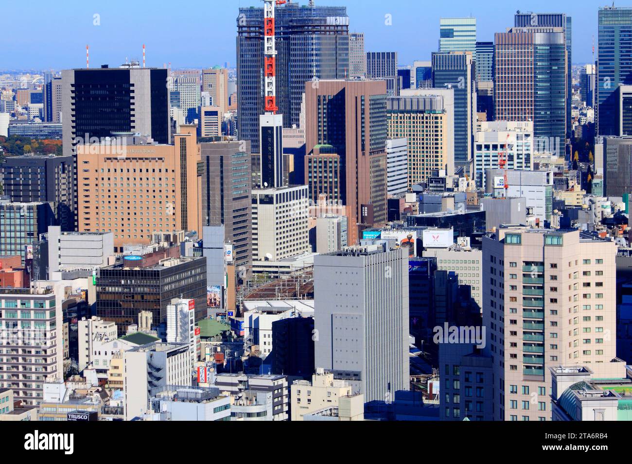 TOKIO, JAPAN - 2. DEZEMBER 2016: Stadtblick auf Shimbashi-Viertel von Minato Ward, Tokio. Stockfoto