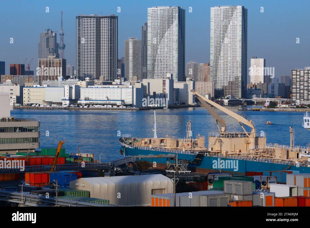 Skyline des Stadtteils Kachidoki vom Hafen Tokio aus gesehen. Stockfoto