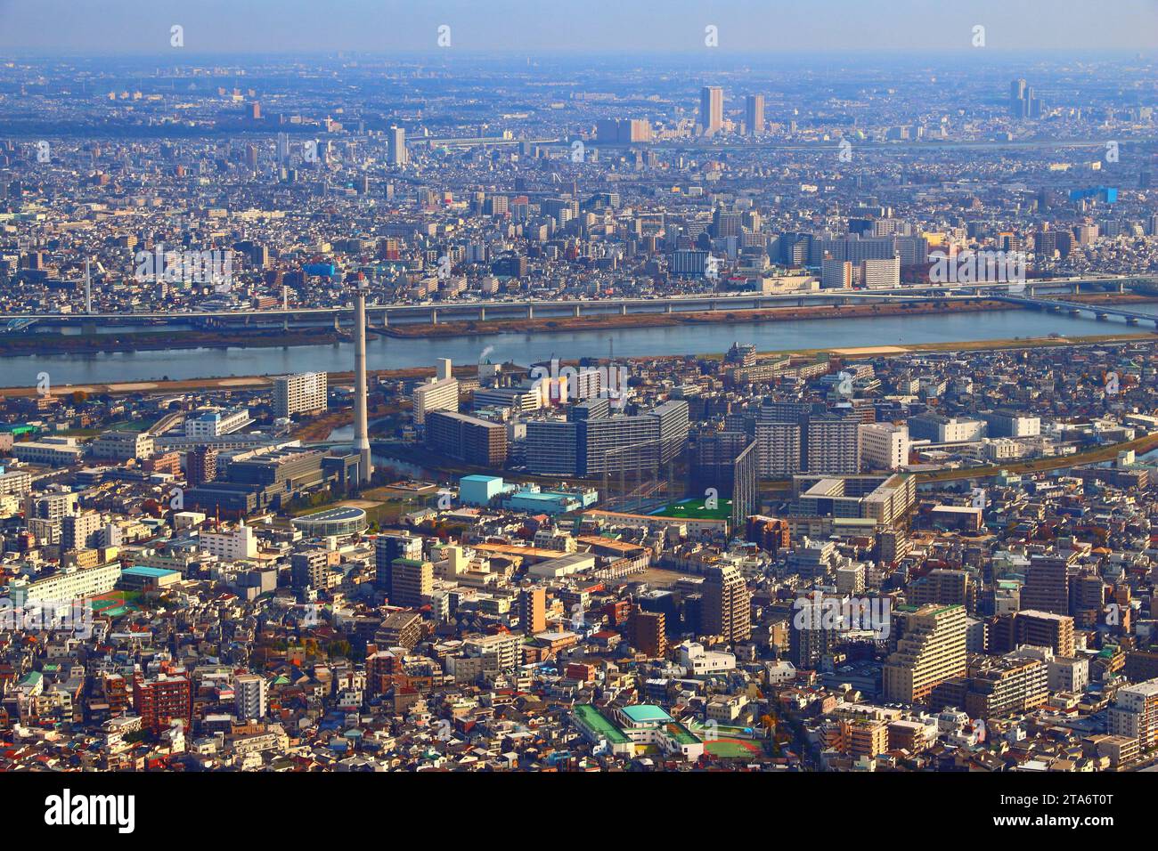 Tokio Stadtbild mit Arakawa River. Die Bezirke Higashisumida, Tachibana und Hirai. Sumida und Edogawa Station. Stockfoto