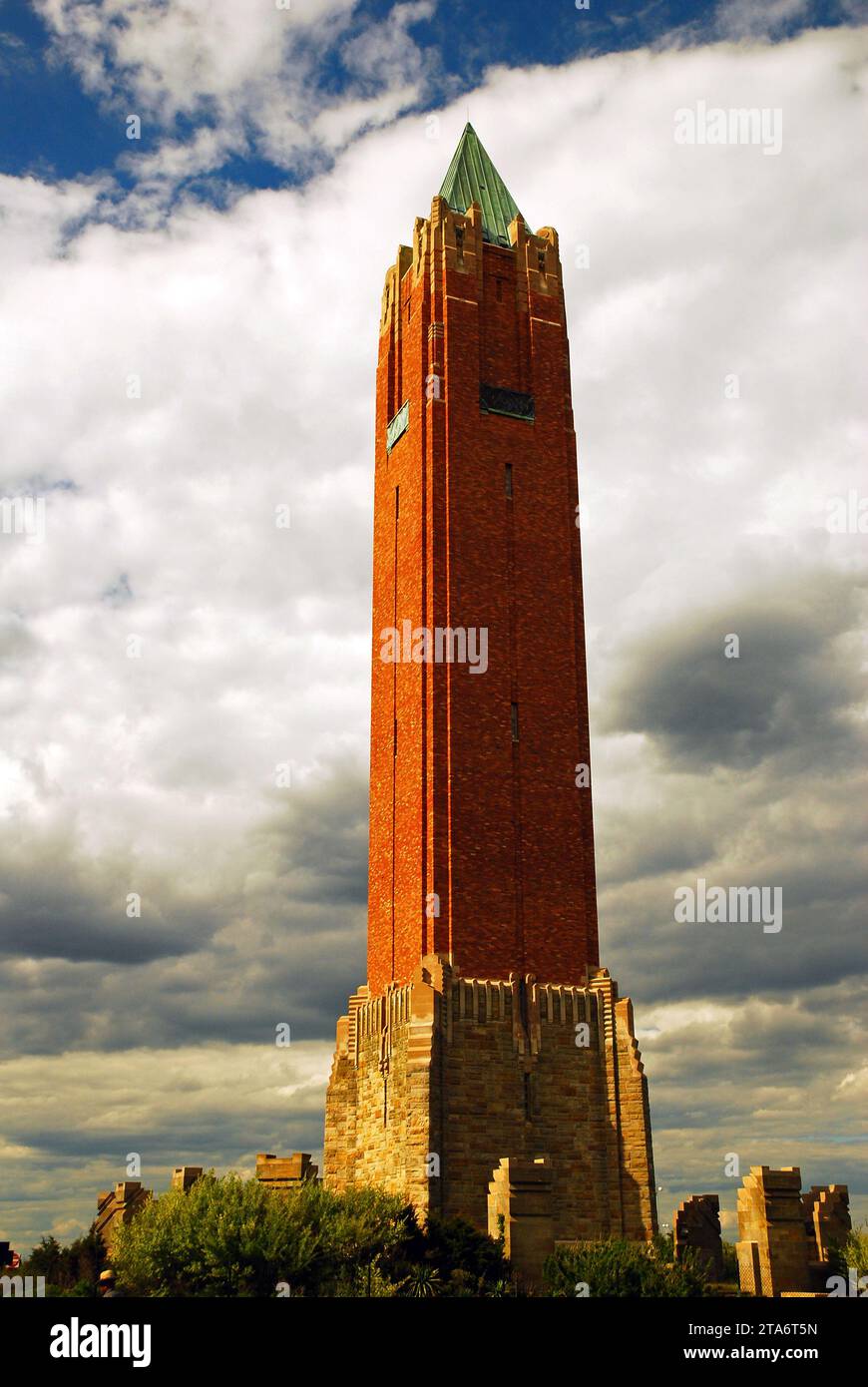 Ein Wasserturm, der wie ein Leuchtturm und das Campanile in Venedig aussieht, steht über einem Verkehrskreis in Jones Beach, Long Island Stockfoto