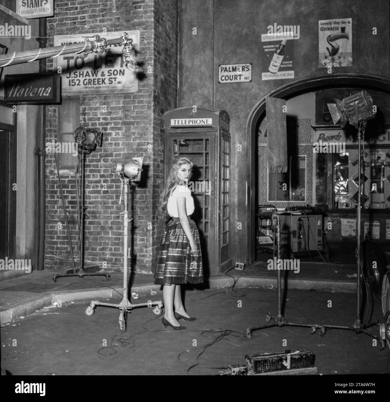 Die 15-jährige Schauspielerin Gillian Hills am Set des Films Beat Girl aus dem Jahr 1960 Stockfoto
