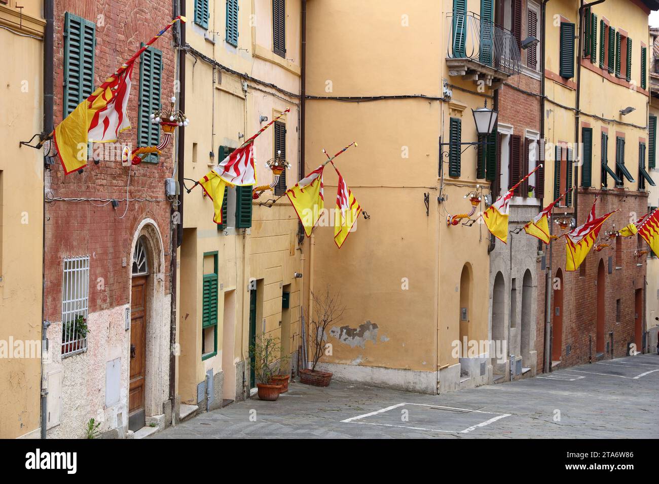 Siena, Italien. Die Altstadt ist in traditionellen Bezirke (Contrade) mit unterschiedlichen Fahnen und Farben aufgeteilt. Valdimontone (Tal der Ram). Stockfoto