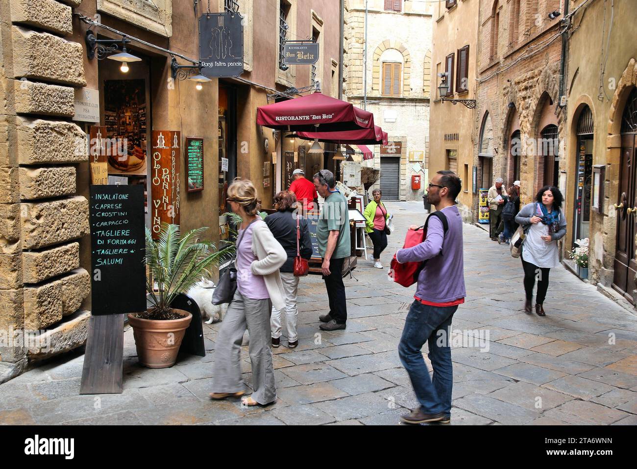 VOLTERRA, ITALIEN - 4. Mai 2014: Menschen in der mittelalterlichen Altstadt von Volterra, Toskana, Italien zu Fuß. Die Toskana hat 43,4 Millionen jährlichen Besuchern (2014). Stockfoto