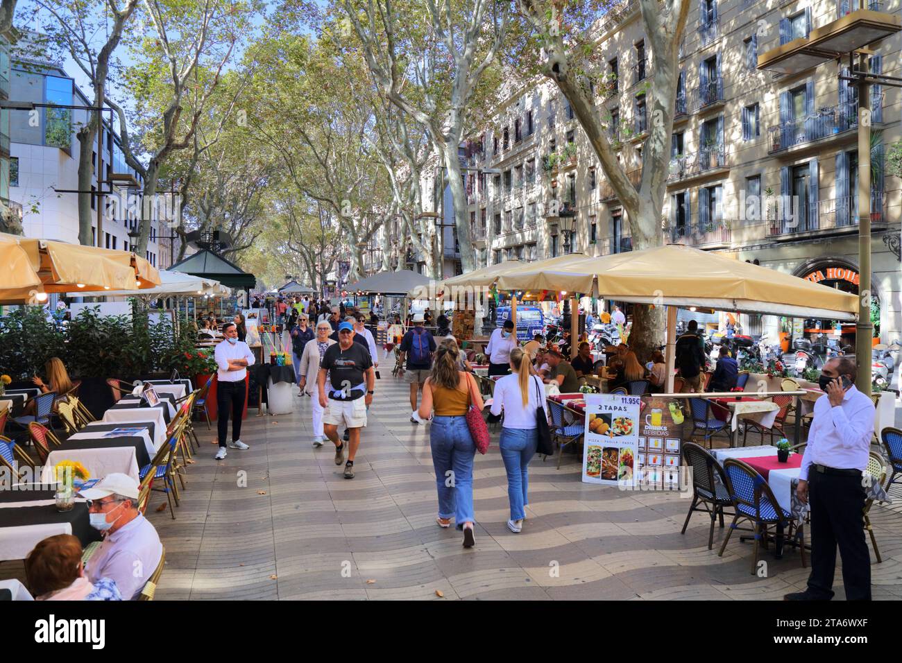 BARCELONA, SPANIEN - 7. OKTOBER 2021: Die Menschen laufen entlang der berühmten Rambla Avenue in Barcelona, Spanien. Barcelona ist die zweitgrößte Stadt Spaniens. Stockfoto