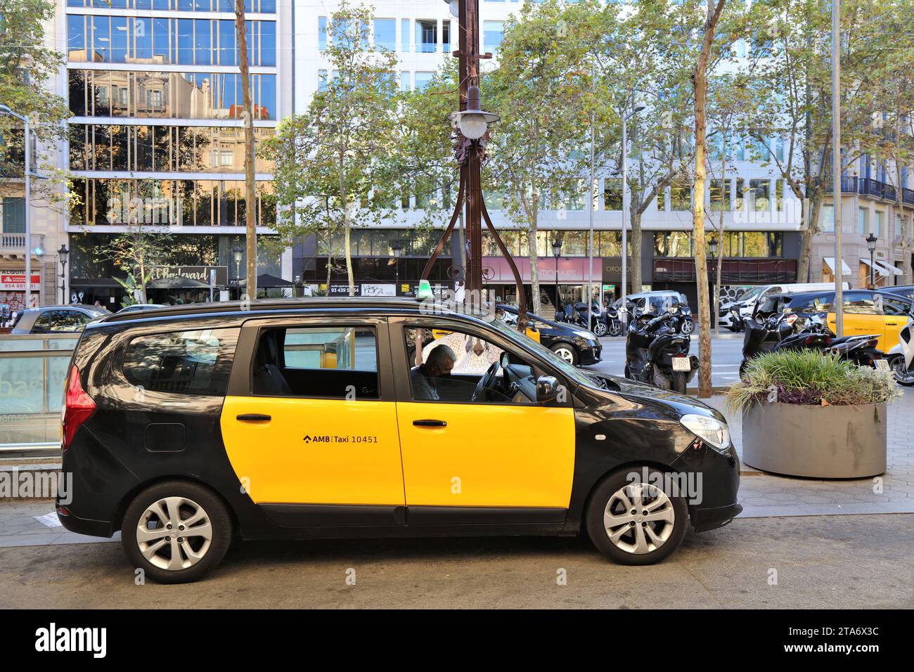 BARCELONA, SPANIEN - 7. OKTOBER 2021: Offizielles lizenziertes Dacia Lodgy Taxi in Barcelona, Spanien. Barcelona ist die zweitgrößte Stadt Spaniens. Stockfoto