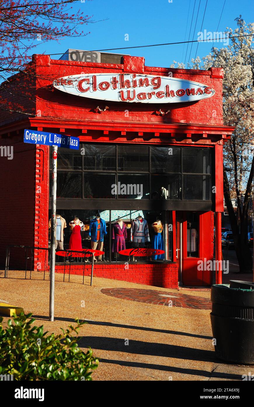 In Little Five Points, einer schicken und alternativen Gemeinde in Atlanta, steht ein Vintage- und Gebrauchtbekleidungsgeschäft in Rot Stockfoto