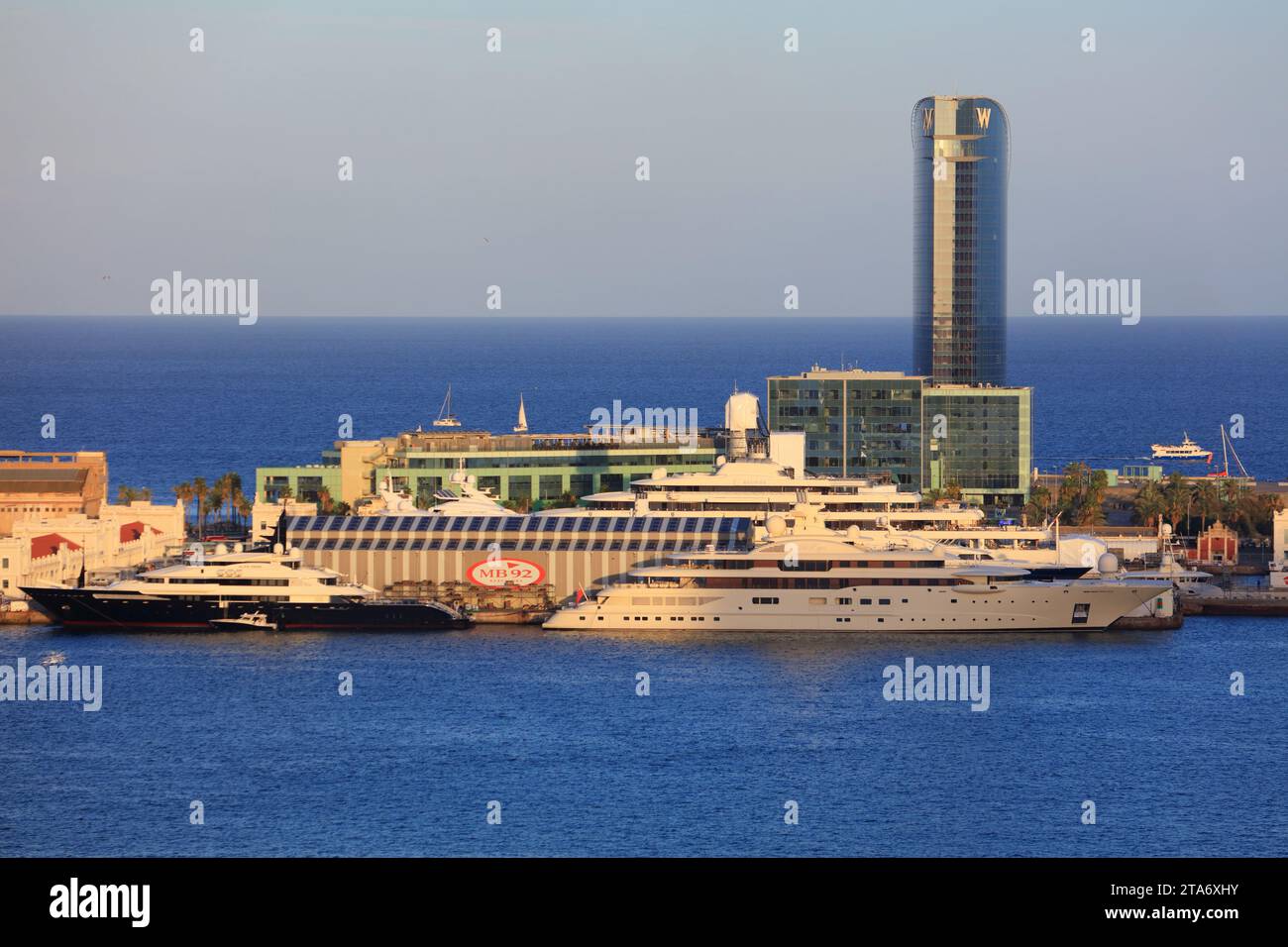 BARCELONA, SPANIEN - 6. OKTOBER 2021: Luxusyachten russischer Oligarchen, die in Barcelona verankert sind: Alfa Nero von Andrei Guriev und Eclipse von Roman Abramowitsch Stockfoto