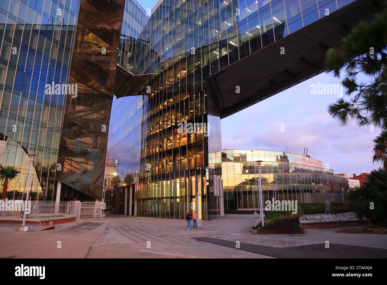 BARCELONA, SPANIEN - 6. OKTOBER 2021: Gas Natural Building Moderne Architektur in Barcelona. Das Gebäude ist auch als Mare Nostrum Tower bekannt. Es ist hea Stockfoto
