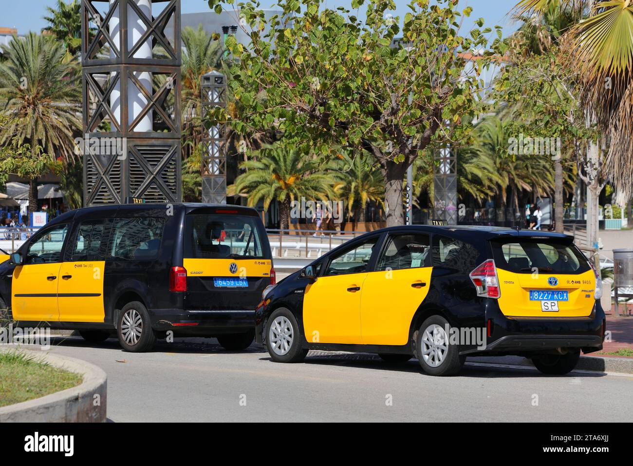 BARCELONA, SPANIEN - 7. OKTOBER 2021: Offizielle lizenzierte Taxis in Barcelona, Spanien. Barcelona ist die 2. größte Stadt Spaniens. Stockfoto