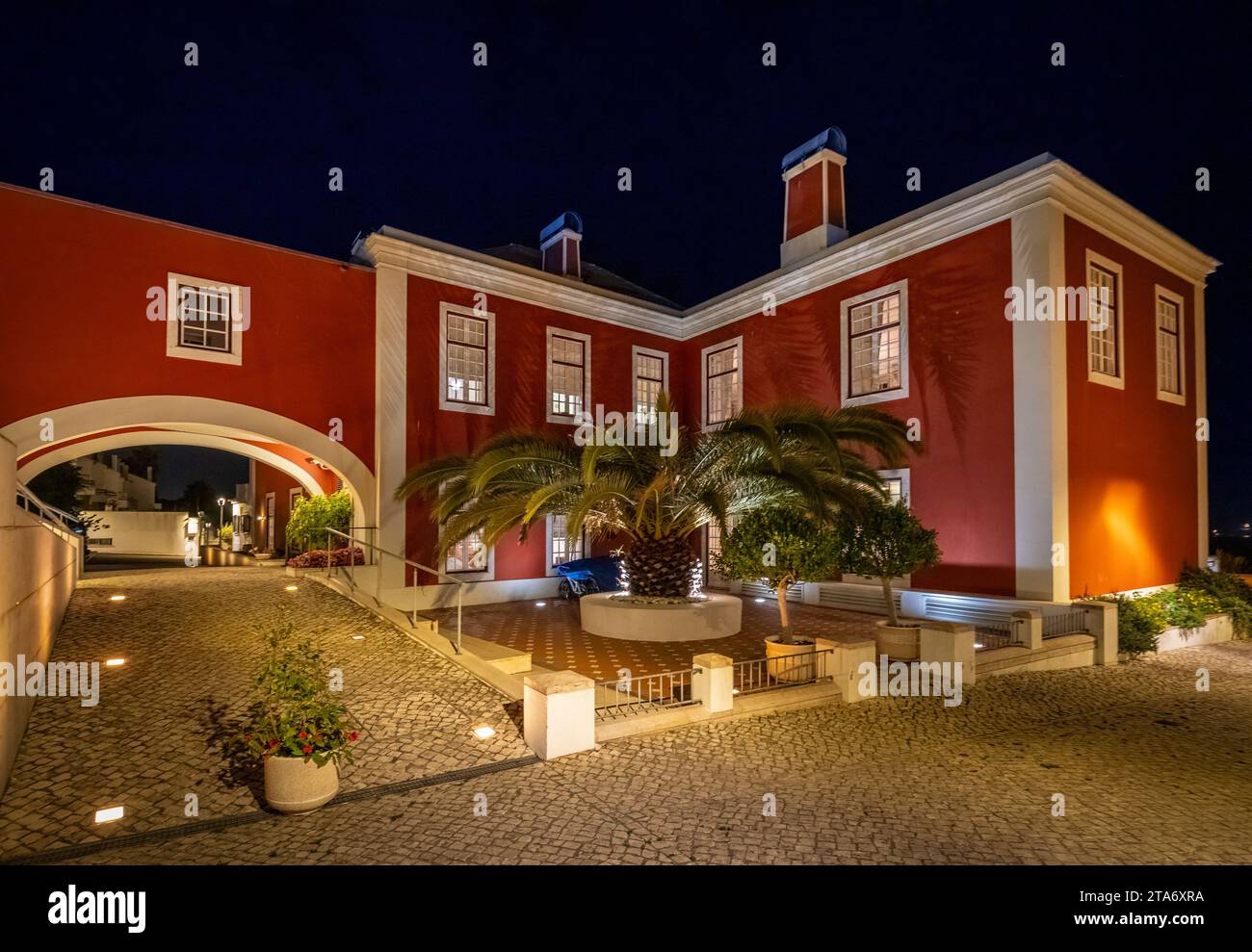Nachtszene des Hotels Casa do Médico de São Rafael in Sines in der Region Alentejo in Portugal Stockfoto