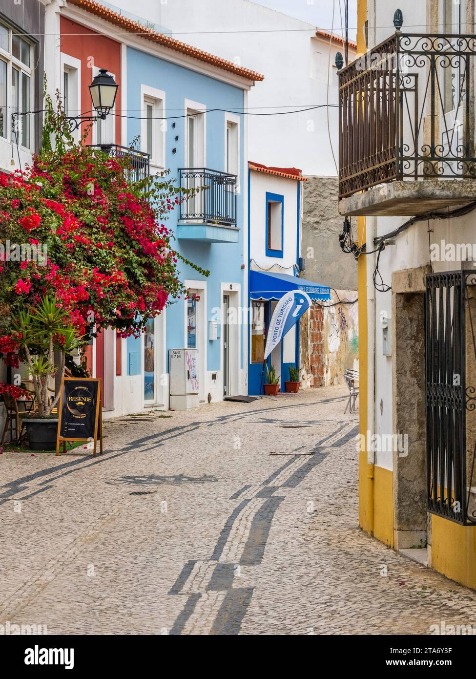 Straße im alten Teil der Stadt Sines in der Region Costa Azul in Portugal Stockfoto