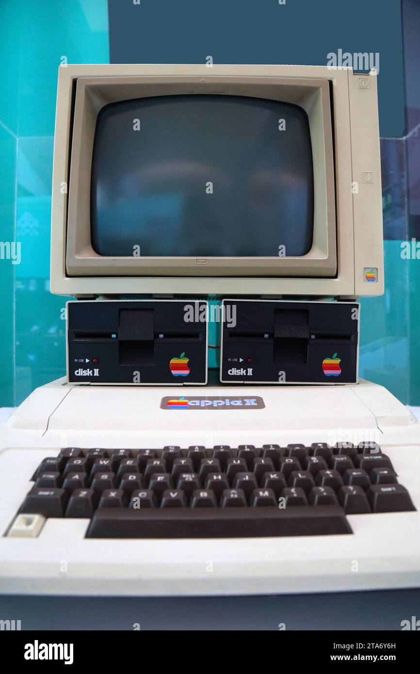 TERRASSA, SPANIEN - 6. OKTOBER 2021: Apple II veraltetes PC-System. Vintage-Computer-Hardware zum Sammeln. Stockfoto