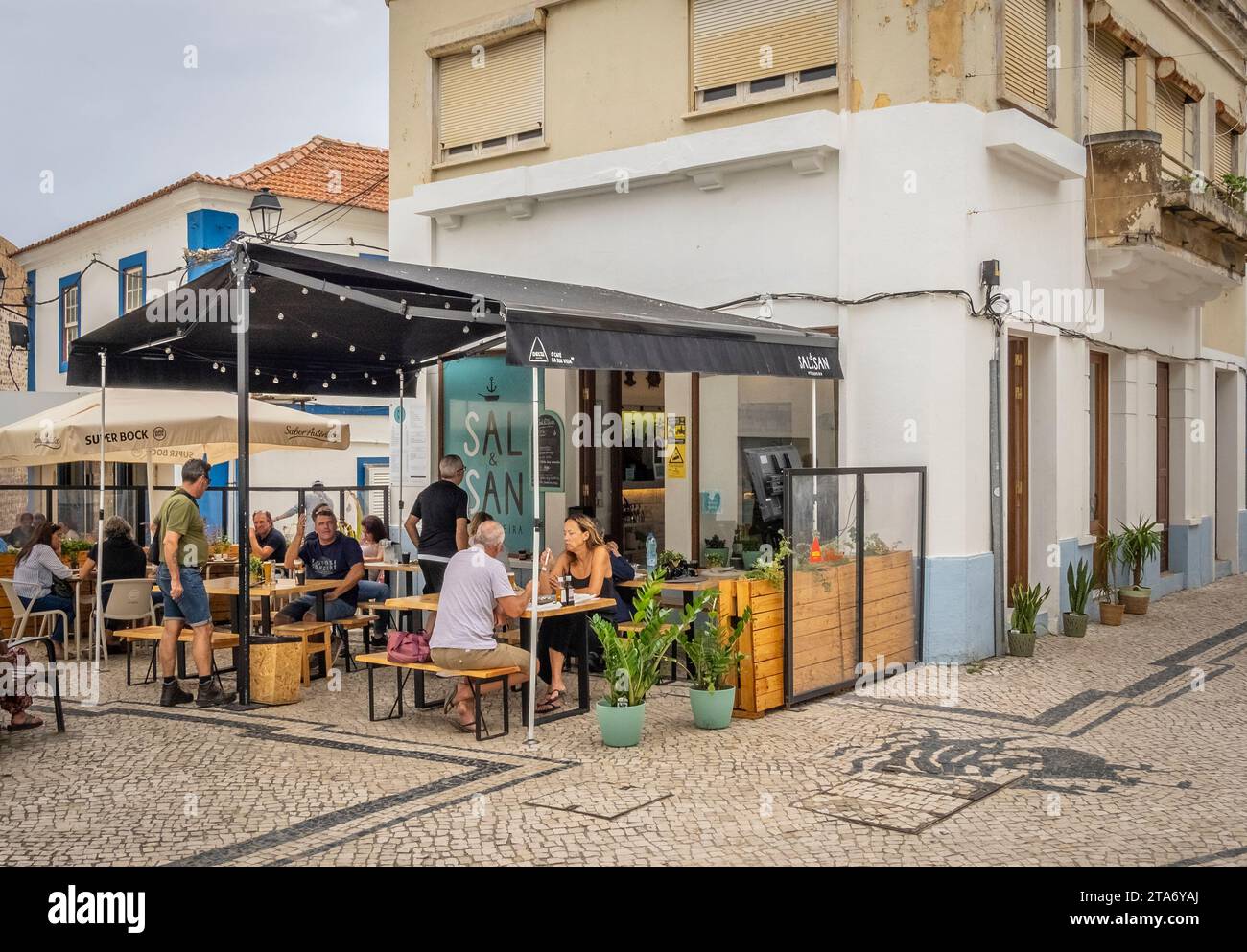 Leute in einem Café im Freien auf den Straßen von Sines in Portugal Stockfoto