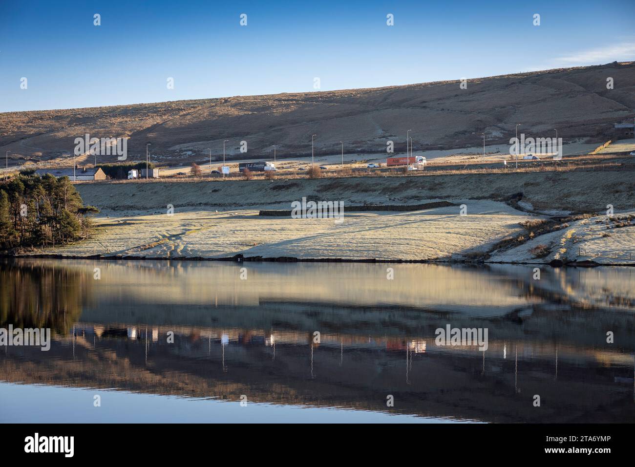 West Yorkshire, Großbritannien. November 2023. Wetter in Großbritannien. Starker Frost am Rande der M62 in West Yorkshire in der Nähe des Highpoints der Autobahn am Booth Wood Reservoir. Eine Kälteperiode wird voraussichtlich zu eisigen Bedingungen in ganz Großbritannien führen. Die M62 ist eine 107 Meilen (172 km) lange Trans-Pennine-Autobahn in Nordengland, die Liverpool und Hull über Manchester, Bradford, Leeds und Wakefield verbindet Stockfoto