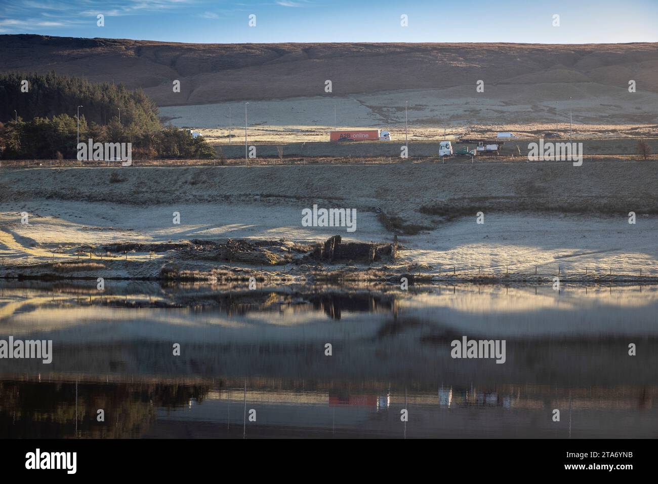 West Yorkshire, Großbritannien. November 2023. Wetter in Großbritannien. Starker Frost am Rande der M62 in West Yorkshire in der Nähe des Highpoints der Autobahn am Booth Wood Reservoir. Eine Kälteperiode wird voraussichtlich zu eisigen Bedingungen in ganz Großbritannien führen. Die M62 ist eine 107 Meilen (172 km) lange Trans-Pennine-Autobahn in Nordengland, die Liverpool und Hull über Manchester, Bradford, Leeds und Wakefield verbindet Stockfoto