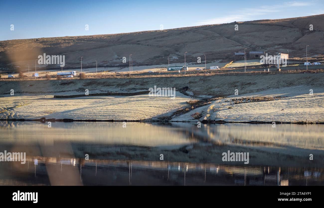 West Yorkshire, Großbritannien. November 2023. Wetter in Großbritannien. Starker Frost am Rande der M62 in West Yorkshire in der Nähe des Highpoints der Autobahn am Booth Wood Reservoir. Eine Kälteperiode wird voraussichtlich zu eisigen Bedingungen in ganz Großbritannien führen. Die M62 ist eine 107 Meilen (172 km) lange Trans-Pennine-Autobahn in Nordengland, die Liverpool und Hull über Manchester, Bradford, Leeds und Wakefield verbindet Stockfoto