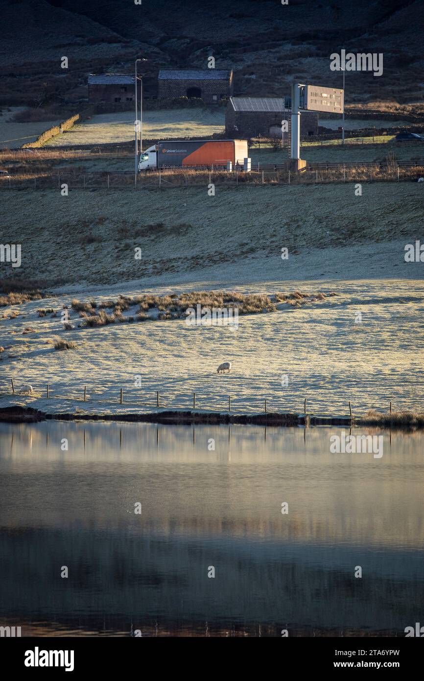 West Yorkshire, Großbritannien. November 2023. Wetter in Großbritannien. Starker Frost am Rande der M62 in West Yorkshire in der Nähe des Highpoints der Autobahn am Booth Wood Reservoir. Eine Kälteperiode wird voraussichtlich zu eisigen Bedingungen in ganz Großbritannien führen. Die M62 ist eine 107 Meilen (172 km) lange Trans-Pennine-Autobahn in Nordengland, die Liverpool und Hull über Manchester, Bradford, Leeds und Wakefield verbindet Stockfoto