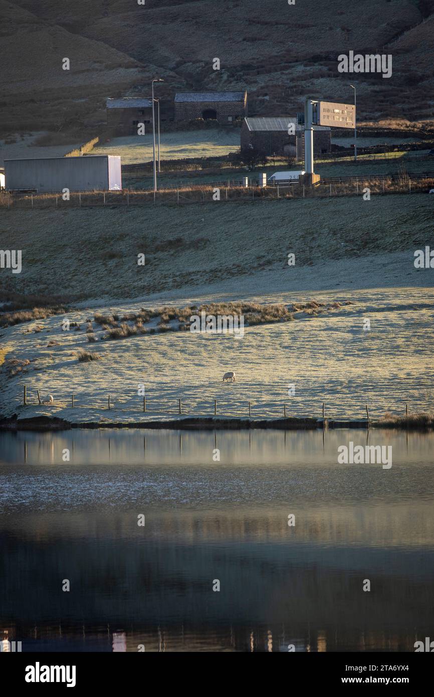 West Yorkshire, Großbritannien. November 2023. Wetter in Großbritannien. Starker Frost am Rande der M62 in West Yorkshire in der Nähe des Highpoints der Autobahn am Booth Wood Reservoir. Eine Kälteperiode wird voraussichtlich zu eisigen Bedingungen in ganz Großbritannien führen. Die M62 ist eine 107 Meilen (172 km) lange Trans-Pennine-Autobahn in Nordengland, die Liverpool und Hull über Manchester, Bradford, Leeds und Wakefield verbindet Stockfoto