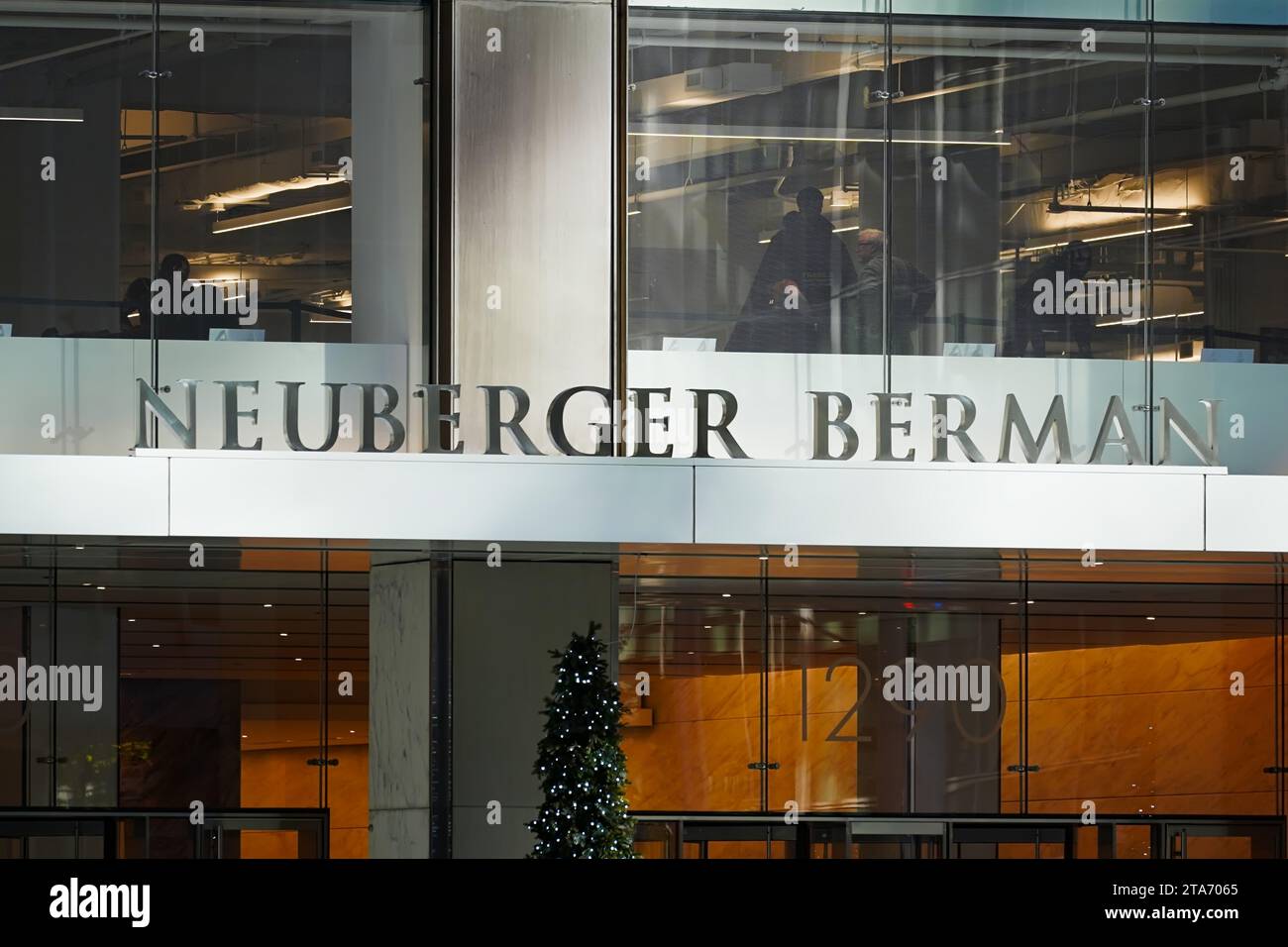 New York, NY - 23. November 2023: Hauptsitz des privaten Investmentmanagements Neuberger Berman an der 1290 Avenue of the Americas i Stockfoto