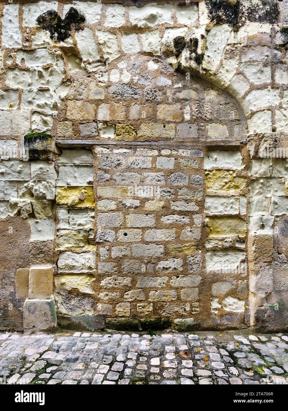 Der Steinbogen aus dem 16. Jahrhundert verengte sich später zu einer schmäleren Tür und wurde schließlich blockiert – Tours, Indre-et-Loire (37), Frankreich. Stockfoto