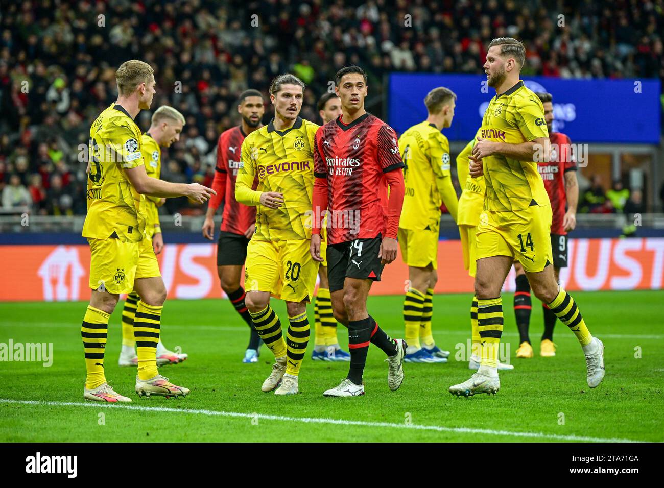 Mailand, Italien. November 2023. Tijani Reijnders (14) vom AC Mailand und Marcel Sabitzer (20) von Borussia Dortmund beim UEFA Champions League-Spiel zwischen AC Mailand und Borussia Dortmund in San Siro in Mailand. (Foto: Gonzales Photo/Alamy Live News Stockfoto