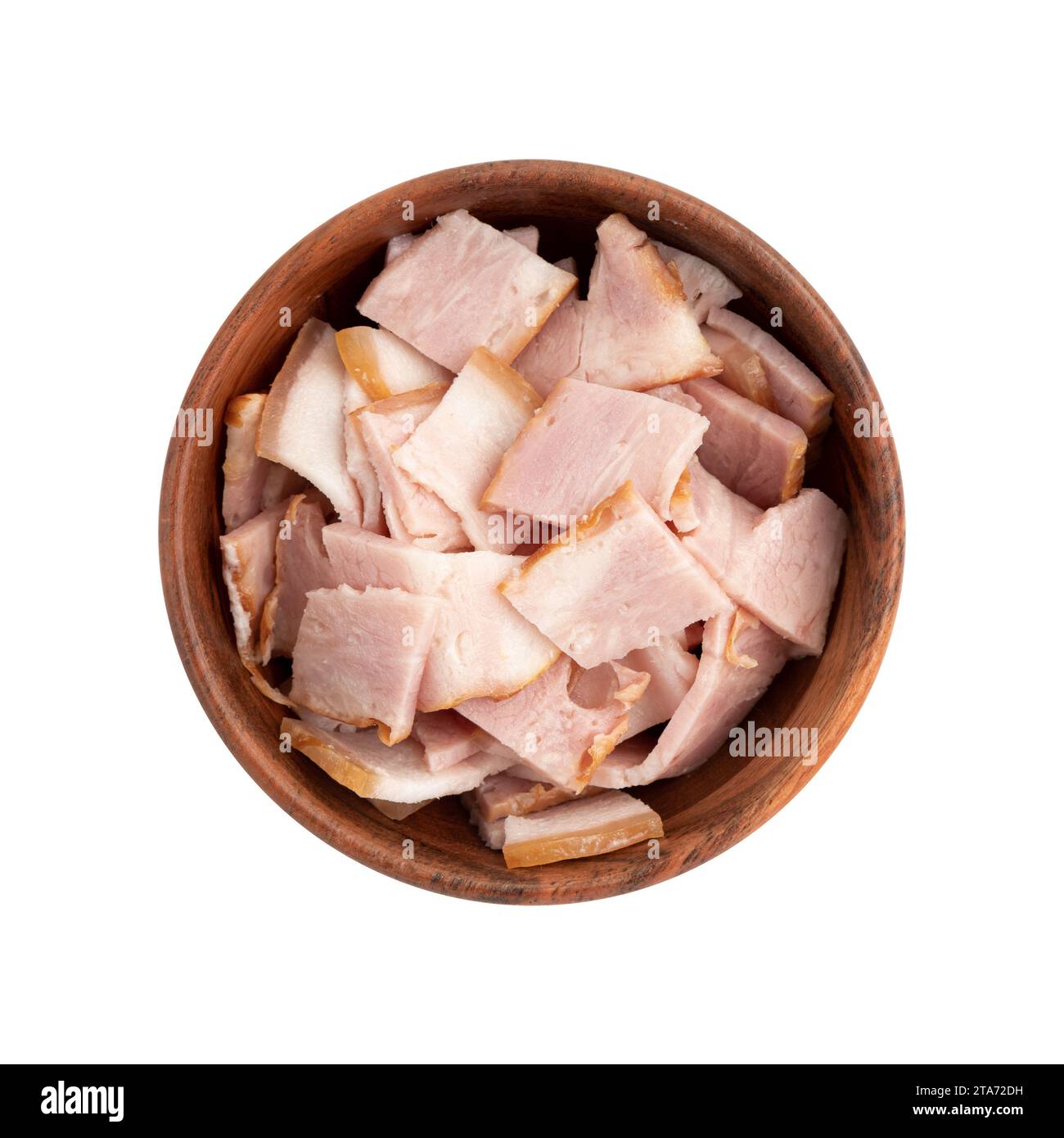 Geschnittener roher geräucherter Speck in Holzschüssel isoliert auf weißem Hintergrund Stockfoto