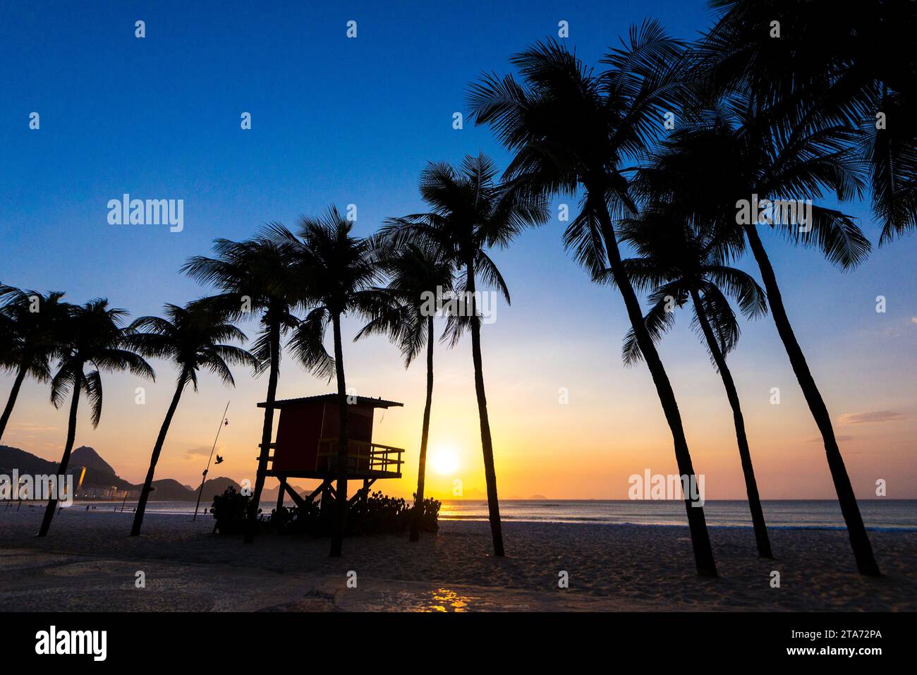 Palmen und Rettungsschwimmer am Copacabana Beach bei Sonnenaufgang Stockfoto