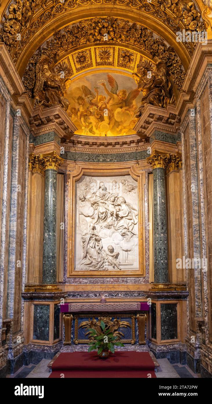 Blick auf den goldenen Altar mit in Marmor gehauenen Skulpturen und alten Fresken in der Kirche in Italien Stockfoto