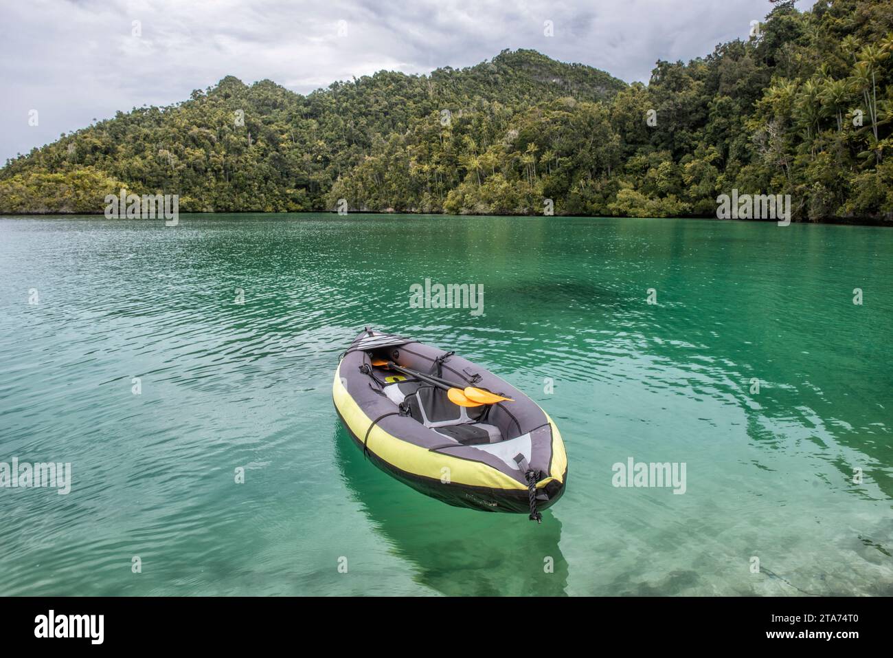 Leeres Schlauchboot aus aufblasbarem Gummi im Ozean, Raja Ampat, West Papua, Indonesien Stockfoto