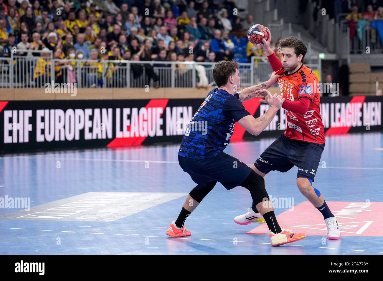 Heidelberg, Deutschland. November 2023. v.li.: Victor Klöve (IFK, 7), Olle Forsell Schefvert (RNL, 25), Zweikampf, Spielszene, Duell, Duell, Tackle, Tackling, Dynamik, Action, Aktion, vor der Werbebande mit der Aufschrift: EHF European League Men, 28.11.2023, Heidelberg (Deutschland), Handball, EHF European League, Rhein-Neckar Löwen - IFK Kristianstad Credit: dpa/Alamy Live News Stockfoto