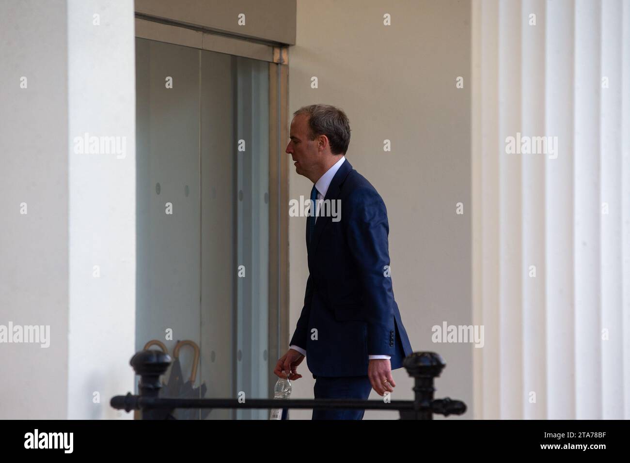 London, England, Großbritannien. November 2023. Der ehemalige stellvertretende Premierminister DOMINIC RAAB trifft bei einer öffentlichen Anhörung zur COVID-19-Untersuchung ein, bevor er Beweise gibt. (Kreditbild: © Tayfun Salci/ZUMA Press Wire) NUR REDAKTIONELLE VERWENDUNG! Nicht für kommerzielle ZWECKE! Stockfoto