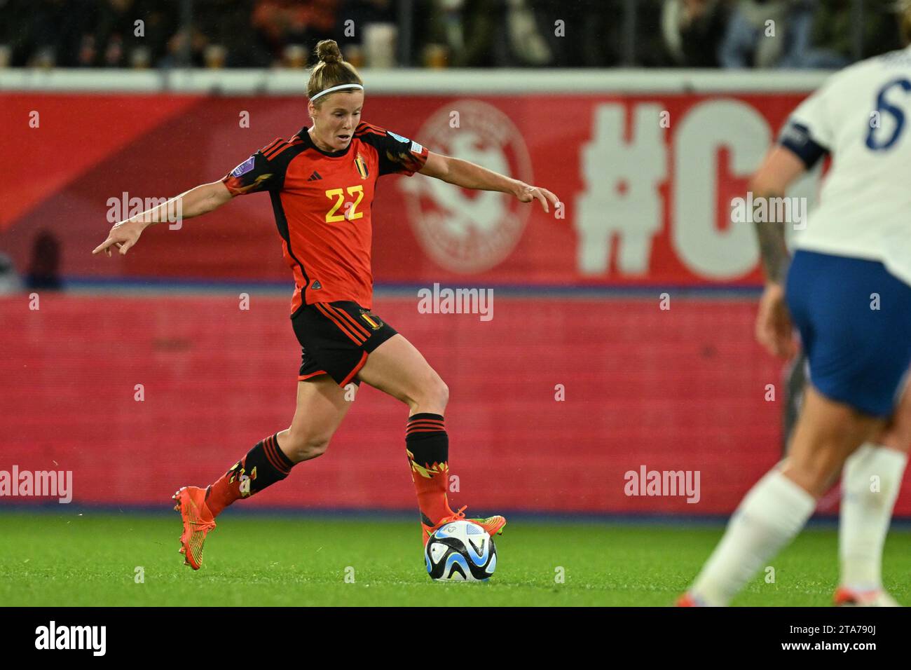 Laura Deloose (22) aus Belgien, die während eines Fußballspiels zwischen der belgischen Frauennationalmannschaft, den Red Flames und England, am 4. Spieltag der UEFA Women's Nations League 2023-24 in der Gruppe A1 am Dienstag, den 31. Oktober 2023 in Leuven, Belgien, die Lionesses genannt wurde. Foto Stijn Audooren | Sportpix Stockfoto