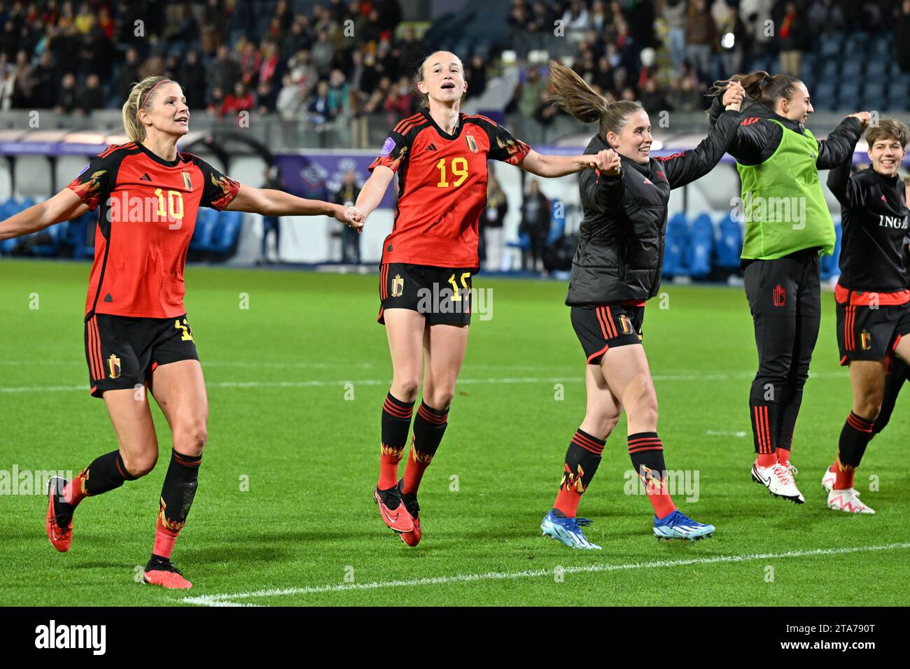 Die belgischen Spieler feiern, nachdem sie am 4. Spieltag der UEFA Women's Nations League 2023-24 in der Gruppe A1 am Dienstag, den 31. Oktober 2023 in Leuven, Belgien ein Fußballspiel zwischen der belgischen Frauennationalmannschaft Red Flames und England gewonnen haben. Foto Stijn Audooren | Sportpix Stockfoto