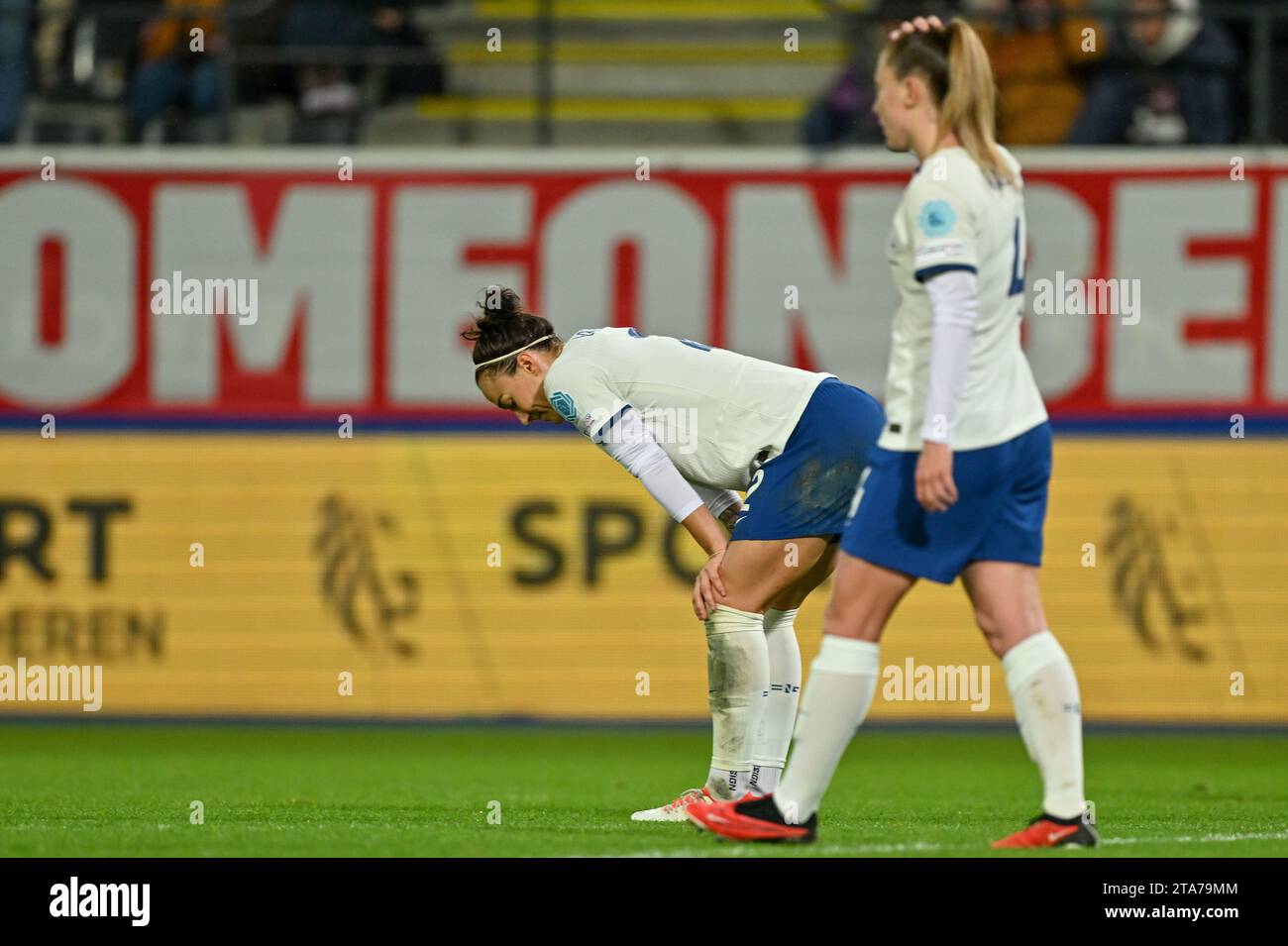 Leuven, Belgien. 31. Oktober 2023. Lucy Bronze (2) aus England, die bei einem Fußballspiel zwischen der belgischen Frauennationalmannschaft, den Red Flames, und England, am 4. Spieltag der UEFA Women's Nations League 2023-24 in der Gruppe A1, am Dienstag, den 31. Oktober 2023 in Leuven, enttäuscht und enttäuscht aussah. Belgien. Foto Stijn Audooren | Credit: Sportpix/Alamy Live News Stockfoto