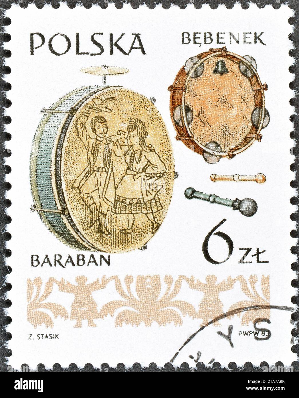 Gestempelte Briefmarke, gedruckt von Polen, die Musikinstrumente Drum und Tambourine zeigt, um 1983. Stockfoto