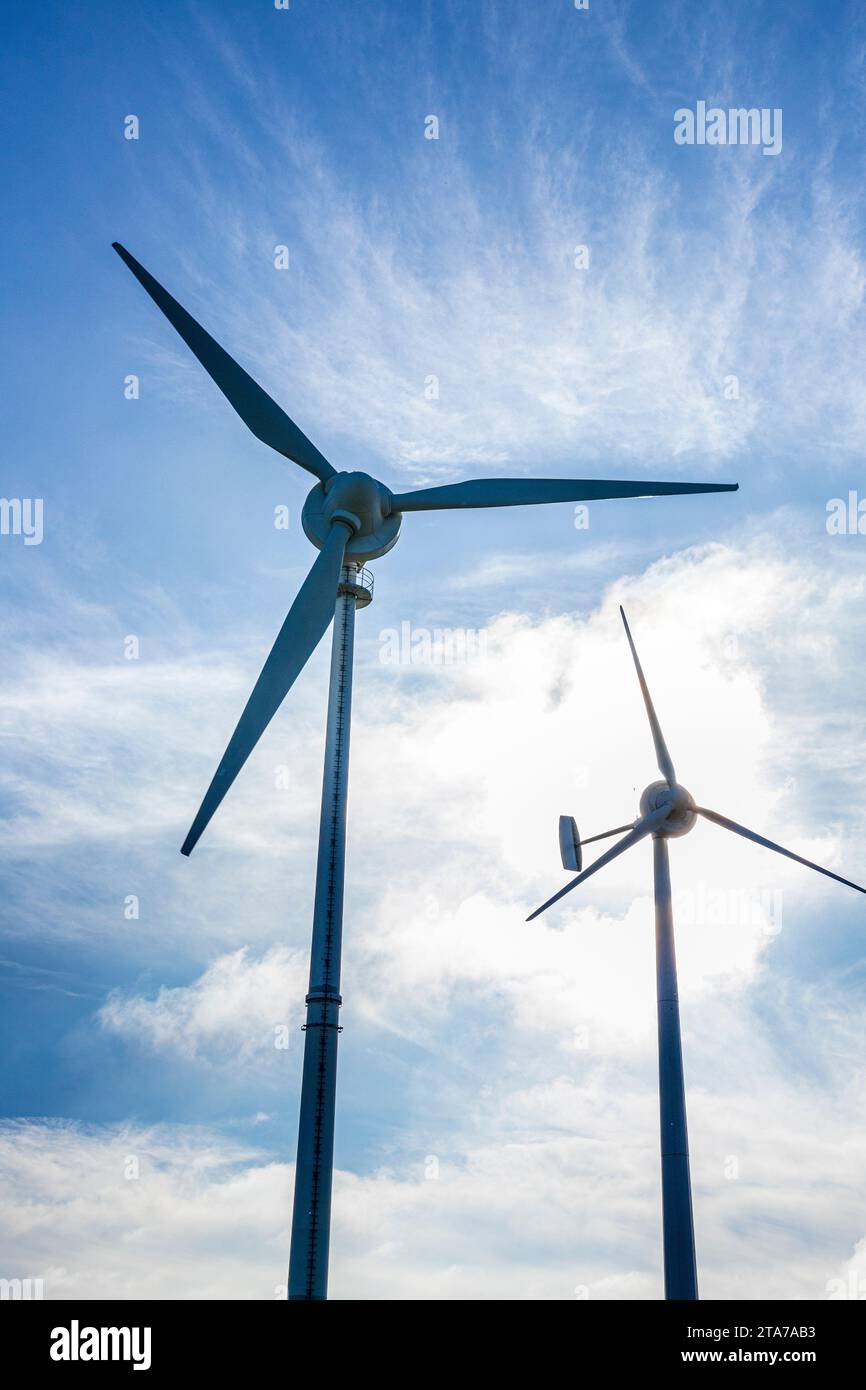 Die großen und kleinen Windturbinen von Ecotricity in Lynch Knoll, Nympsfield, Gloucestershire, England, Großbritannien Stockfoto