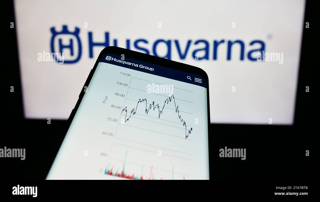 Smartphone mit Website des schwedischen Energieunternehmens Husqvarna ab vor dem Geschäftslogo. Fokussieren Sie sich oben links auf der Telefonanzeige. Stockfoto