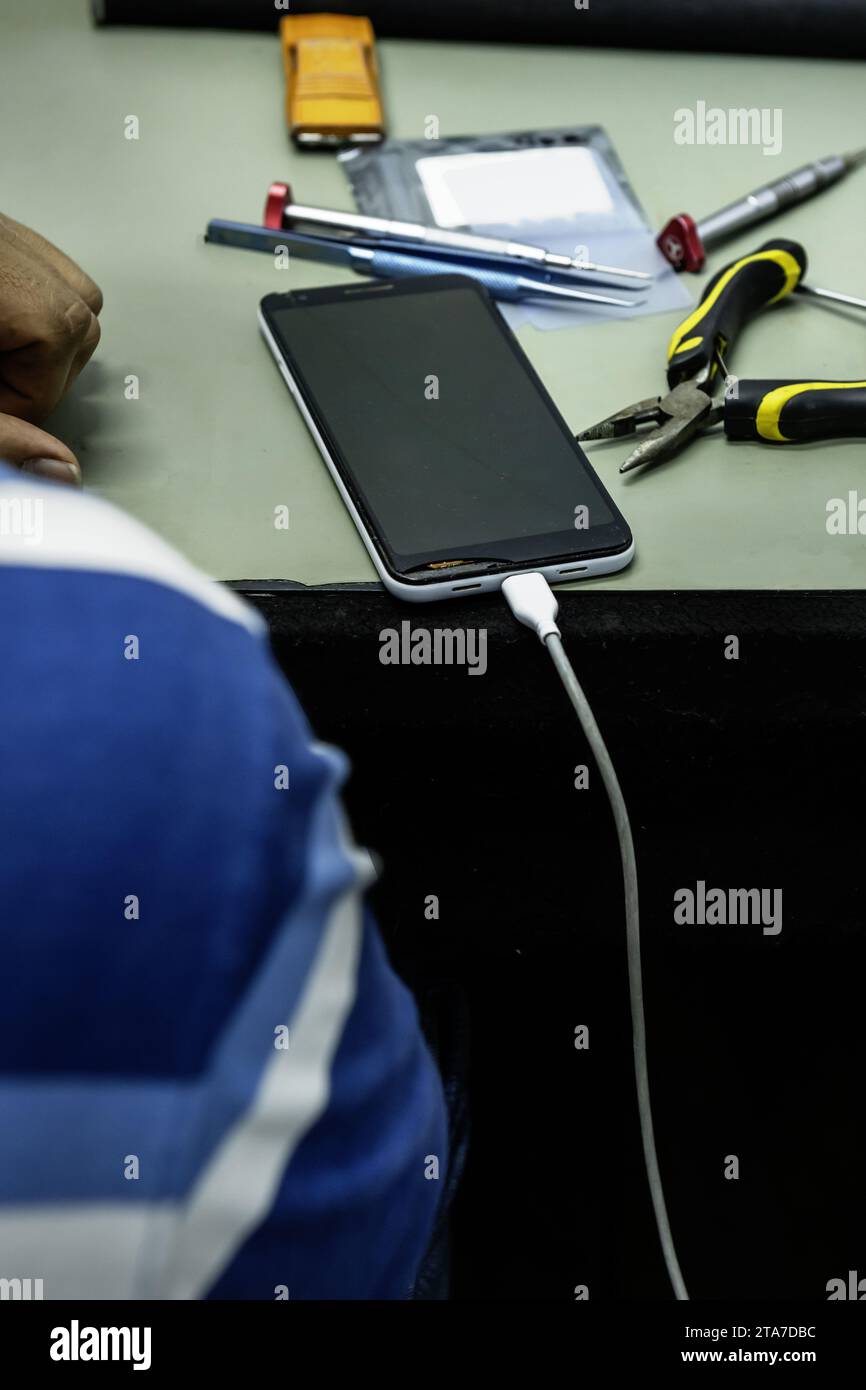 Werkbank eines Handyreparaturtechnikers, der arbeitet Stockfoto