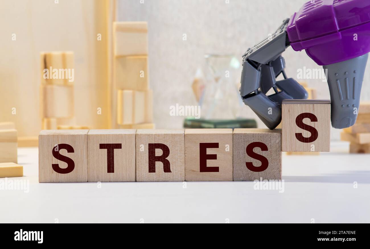 Das Wort betont ein Schild aus Holzblöcken in einem hellen Raum auf einem Tisch. Stockfoto