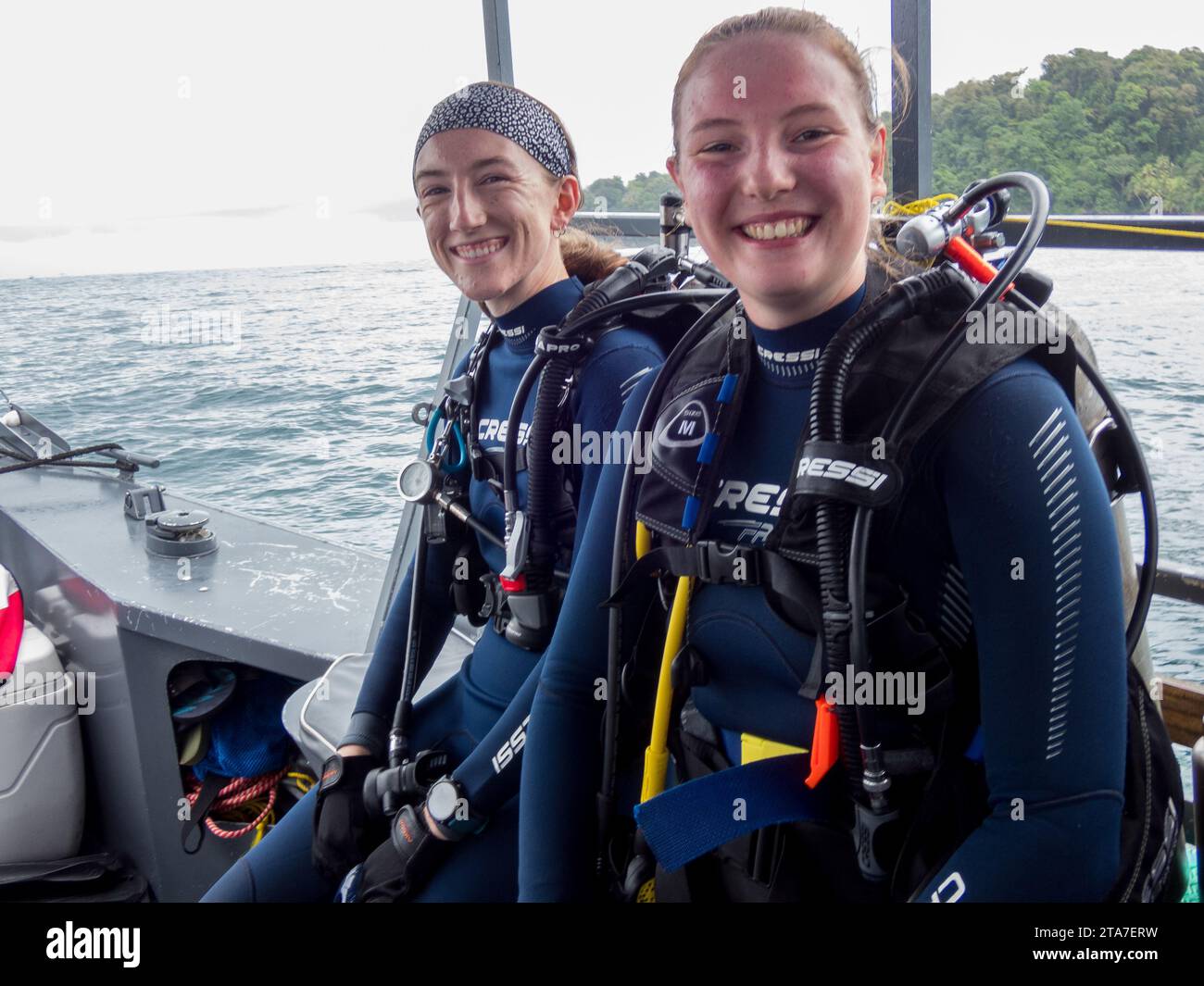 Junge Taucherinnen an Bord eines Motorboots in den Gewässern von Costa Rica Stockfoto