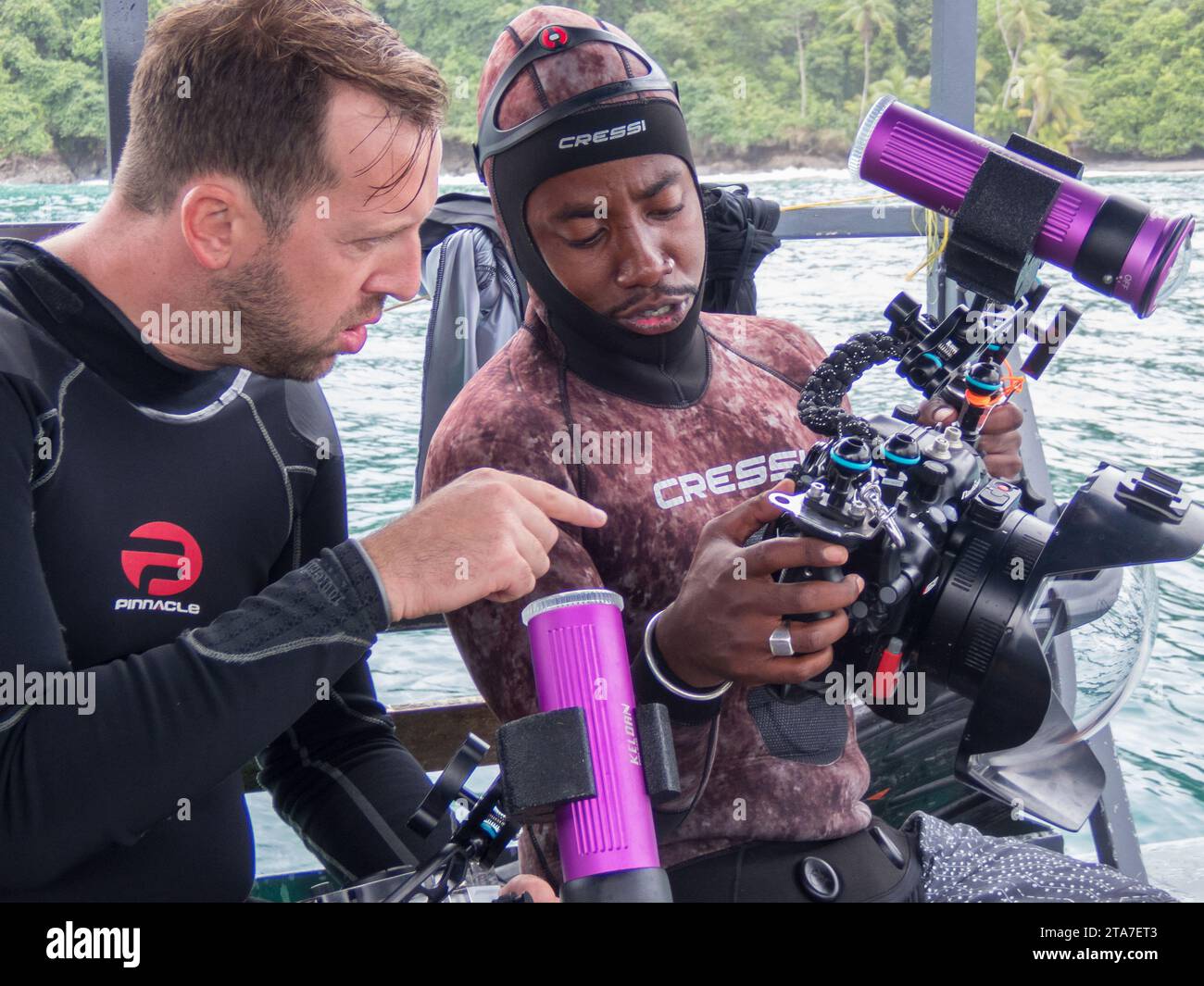Taucher bereiten Video- und Fotoausrüstung vor, bevor sie vor der Küste von Puntarenas in Costa Rica tauchen Stockfoto