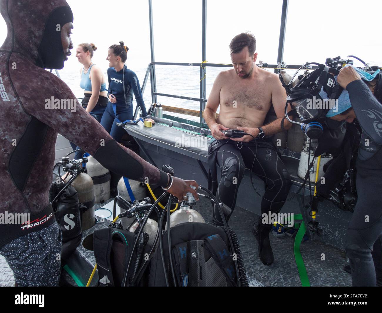 Taucher bereiten Ausrüstung vor, um vor der Küste von Puntarenas in Costa Rica zu tauchen Stockfoto