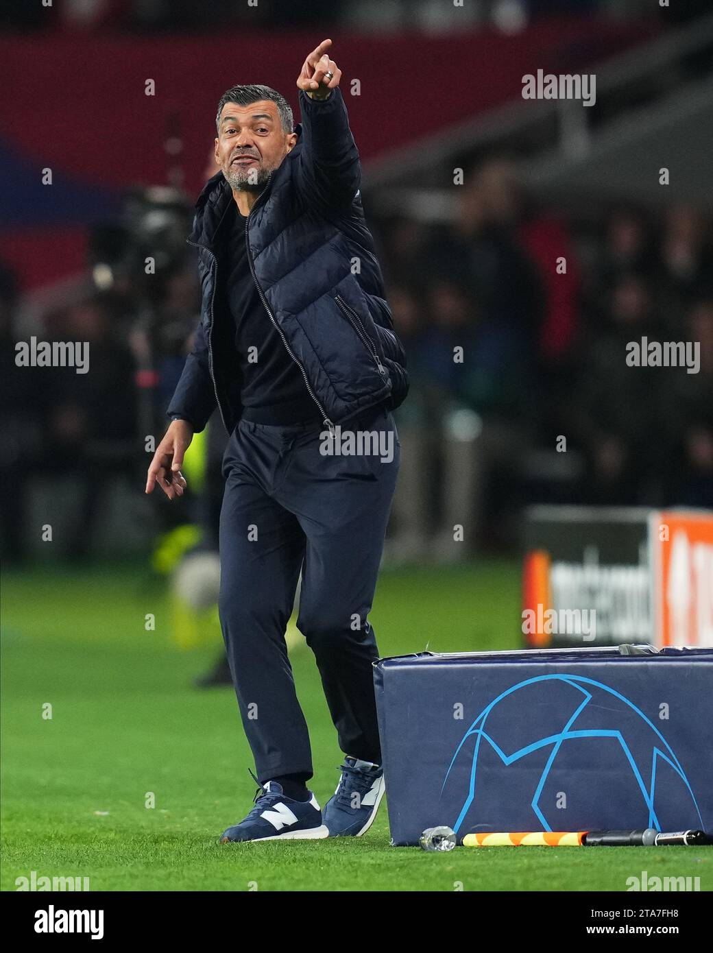 Barcelona, Spanien. November 2023. FC Porto Trainer Sergio Conceicao spielte während des Spiels der UEFA Champions League Gruppe H zwischen dem FC Barcelona und dem FC Porto am 28. November 2023 im Lluis Companys Stadion in Barcelona. (Foto: Bagu Blanco/PRESSINPHOTO) Credit: PRESSINPHOTO SPORTS AGENCY/Alamy Live News Stockfoto