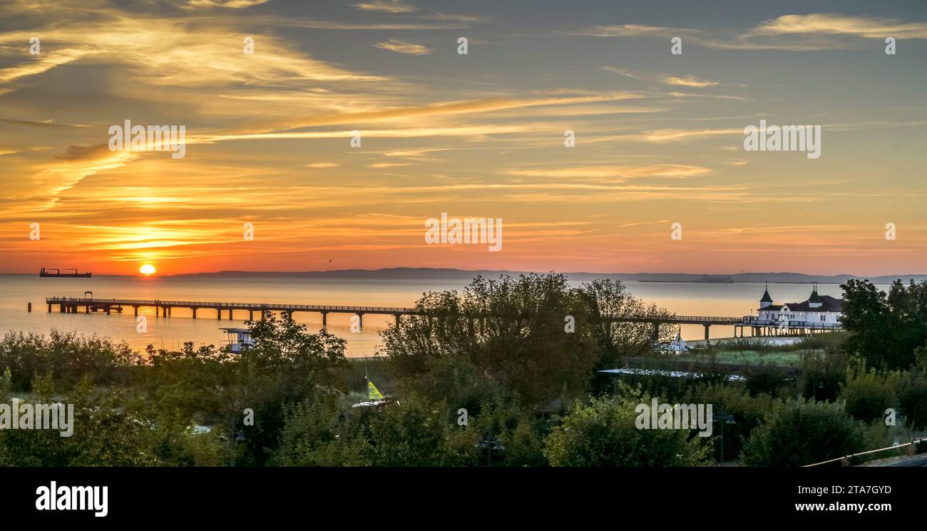 Sonnenaufgang, Seesteg, Seebrücke, Ahlbeck, Usedom, Mecklenburg-Vorpommern, Deutschland Stockfoto