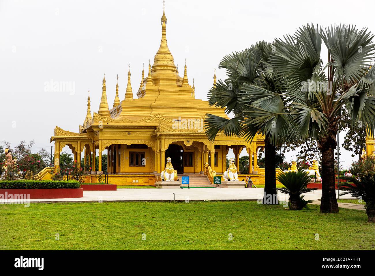 Wunderschöne Goldene Pagode von Namsai, auch bekannt als Kongmu Kham in der Nähe des Flusses Teang an einem bewölkten Sommertag, Arunachal pradesh, Indien Stockfoto