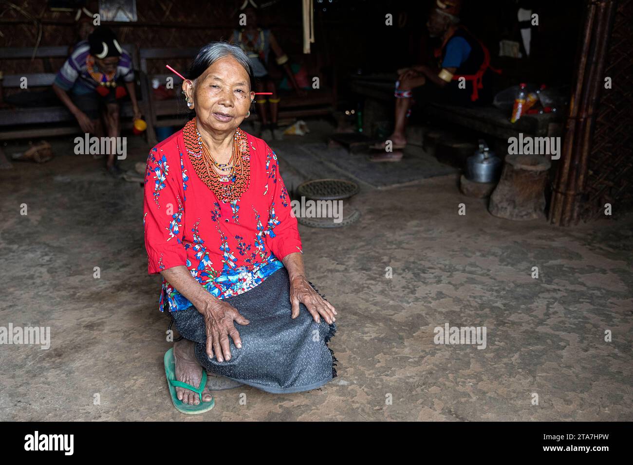 Die Frau des traditionellen Königs des Konyak-Stammes, auch Angh genannt, trägt aufwendige Perlenhalsketten und Stammesornamente in einem abgelegenen Dorf in Indien. Stockfoto