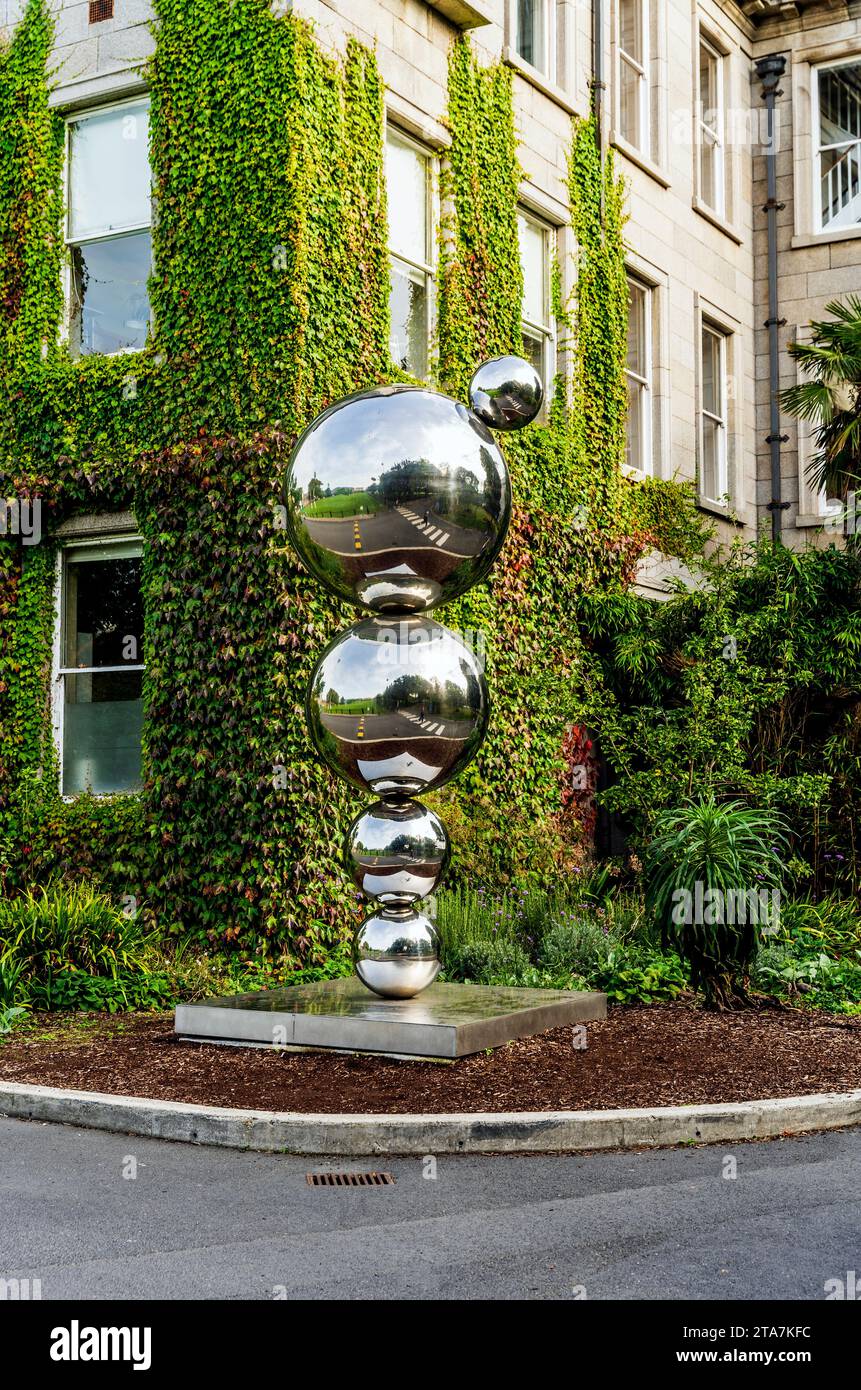 Skulptur namens Äpfel und Atome feiert das Leben und Werk von Ernest T.S. Walton auf dem Campus des Trinity College im Stadtzentrum von Dublin, Irland Stockfoto