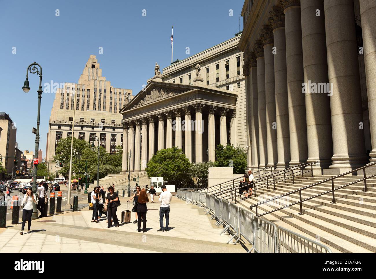 New York, USA - 24. Mai 2018: Menschen in der Nähe des Thurgood Marshall Courthouse und des New York County Supreme Court. Stockfoto