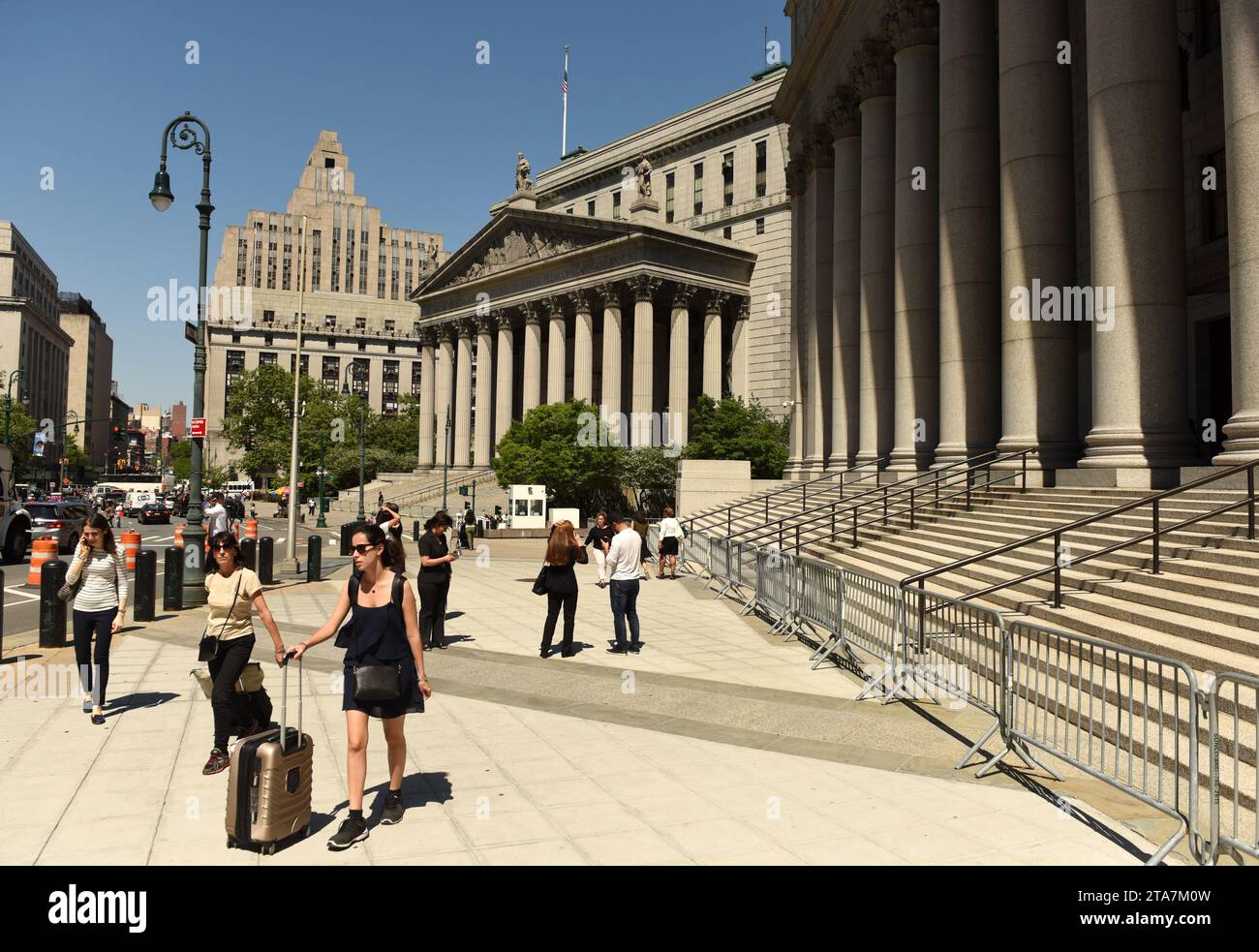 New York, USA - 24. Mai 2018: Menschen in der Nähe des Thurgood Marshall Courthouse und des New York County Supreme Court. Stockfoto