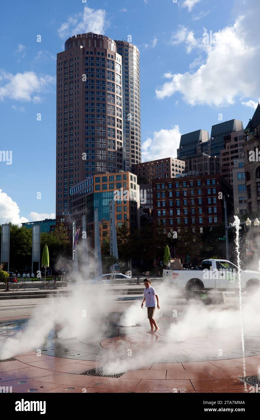 Rings Fountain in den Wharf District Parks mit den Türmen des One International Place im Hintergrund, Boston, Massachusetts Stockfoto
